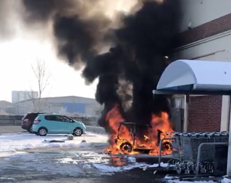 Auto a fuoco nel parcheggio dell'In's di Trino